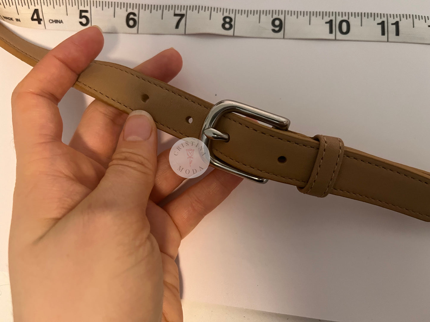 Photo showing that the strap was on the middle buckle setting when the bag's strap drop measurements were taken.