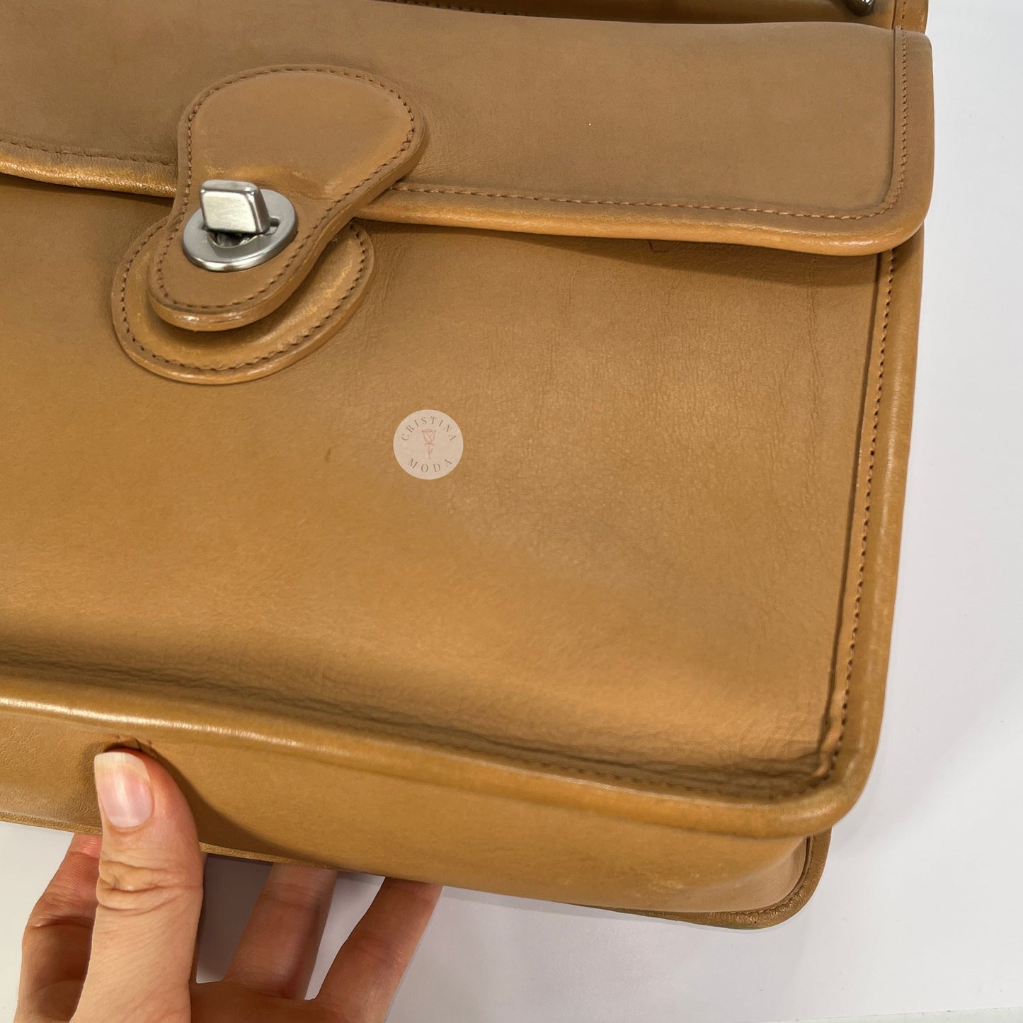image showing wear on corner edge of willis bag