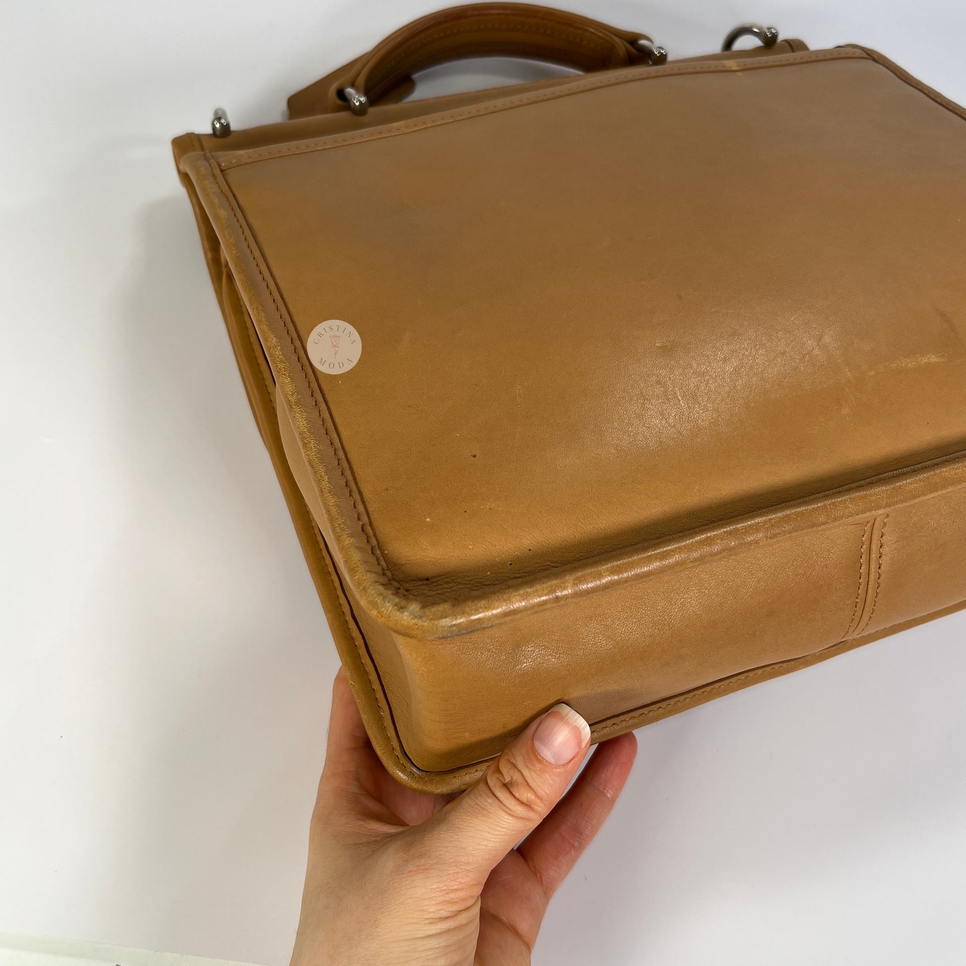 image showing wear on corner edge of willis bag