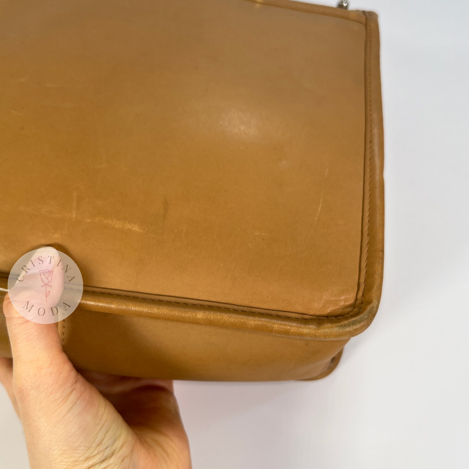 image showing wear on corner edge of willis bag