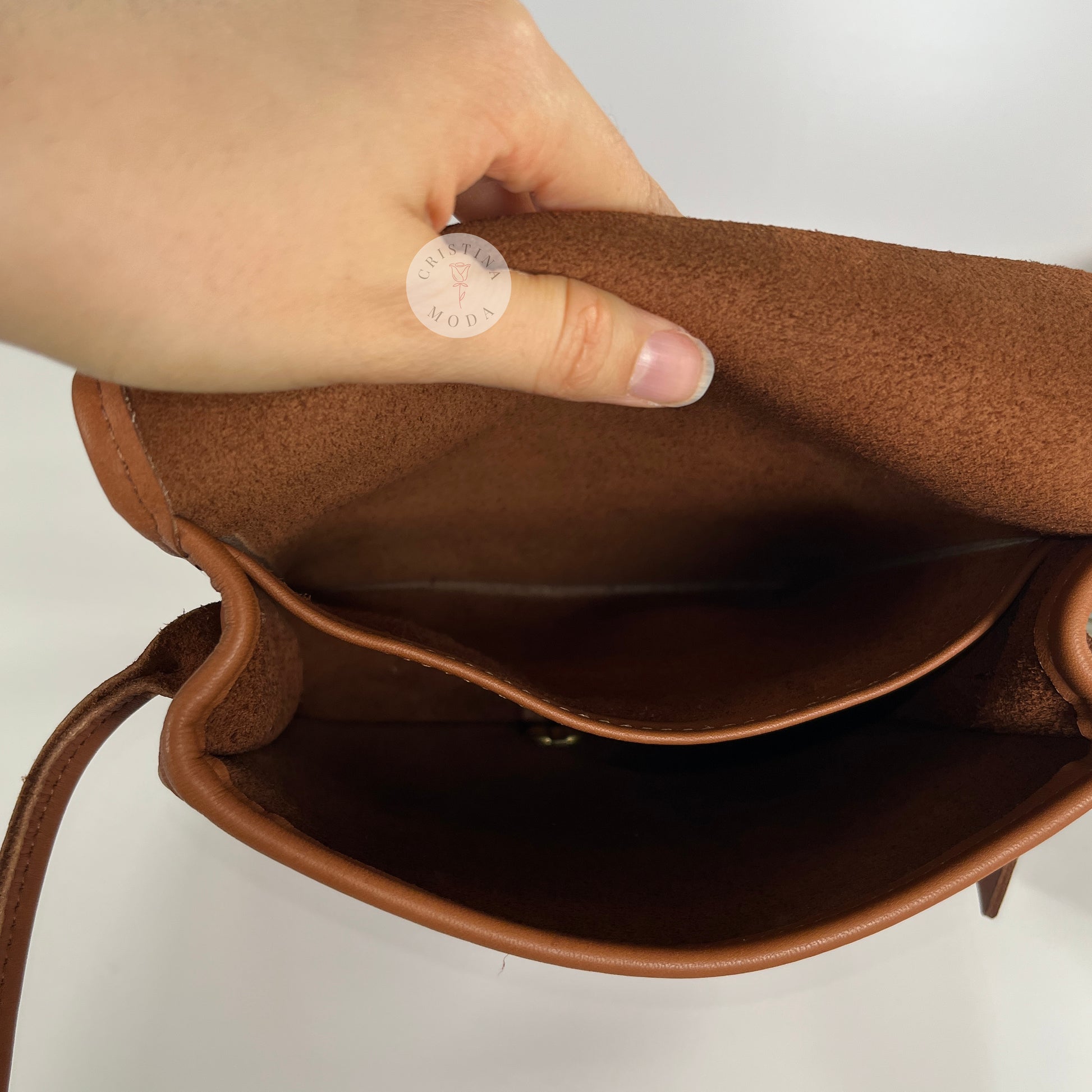 Photo showing interior of the inside pocket of the bag