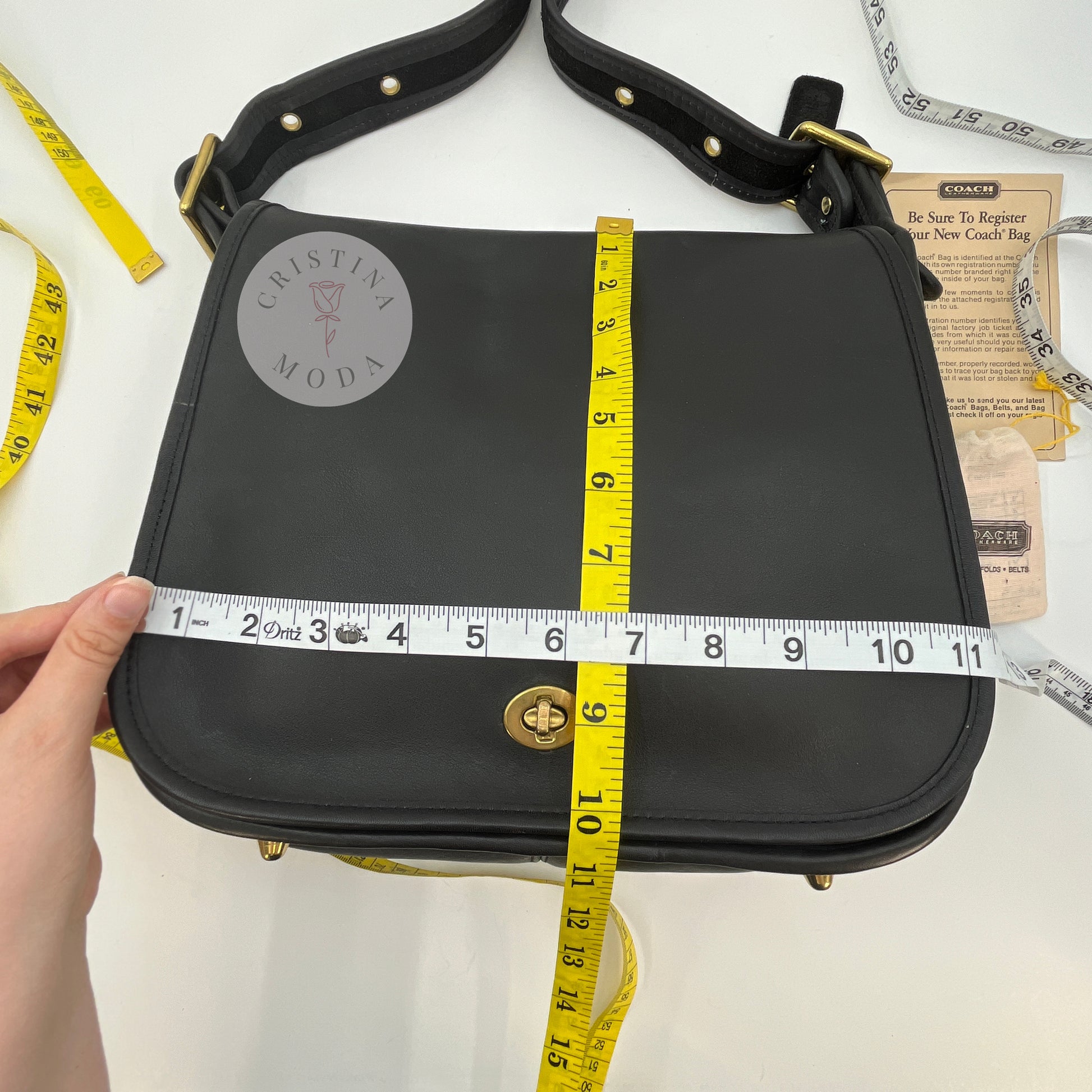 Photo with measuring tape that shows the body measurements of the bag