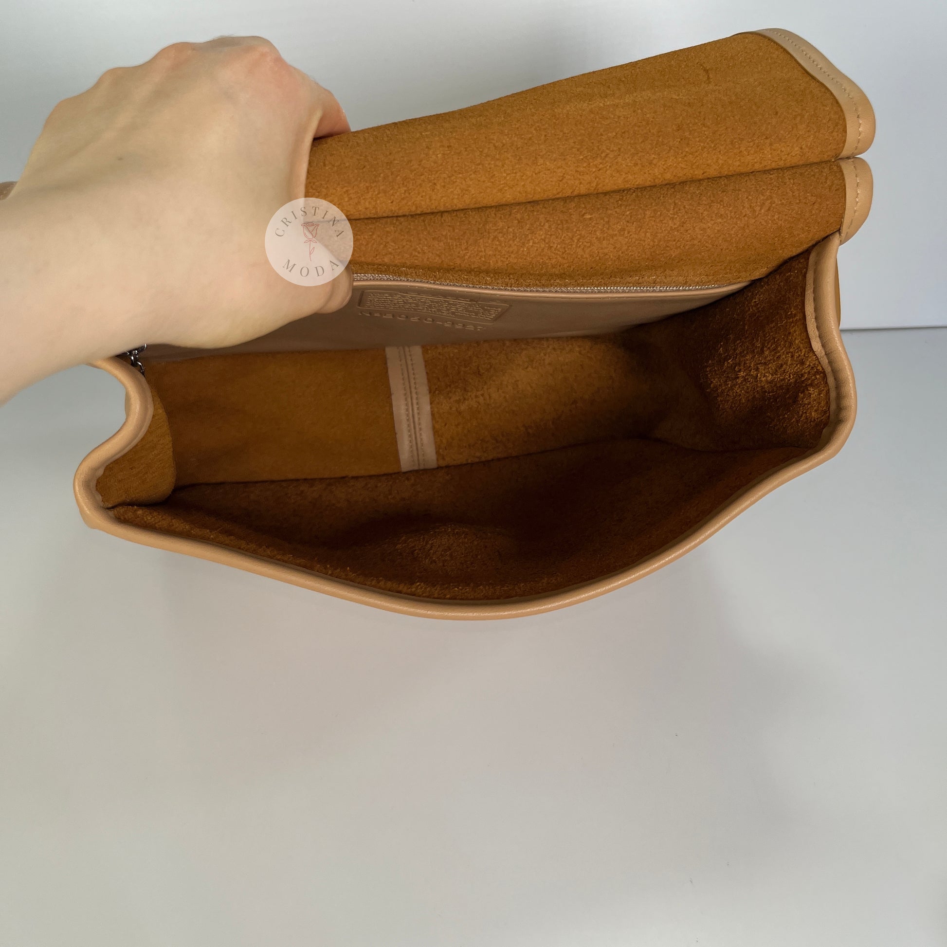 Photo showing the main compartment of the interior of the bag