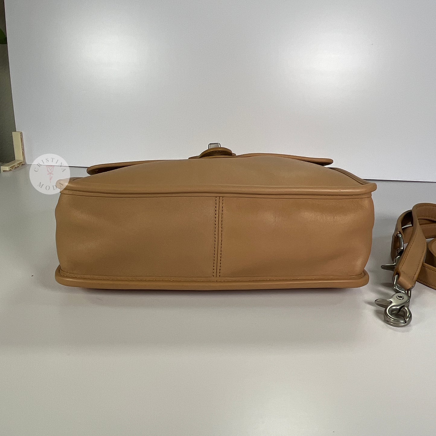 vintage coach willis bag in Camel colored leather- bottom of bag