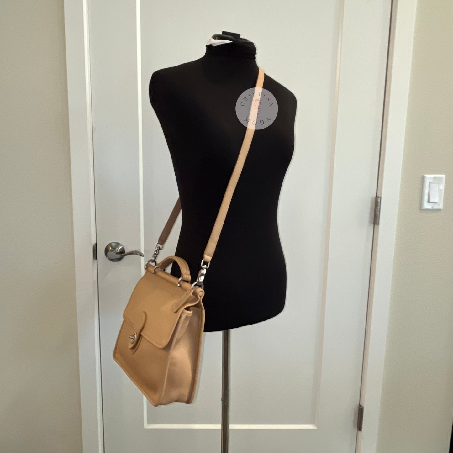 vintage coach willis bag in Camel colored leather- side view photo of bag on a mannequin