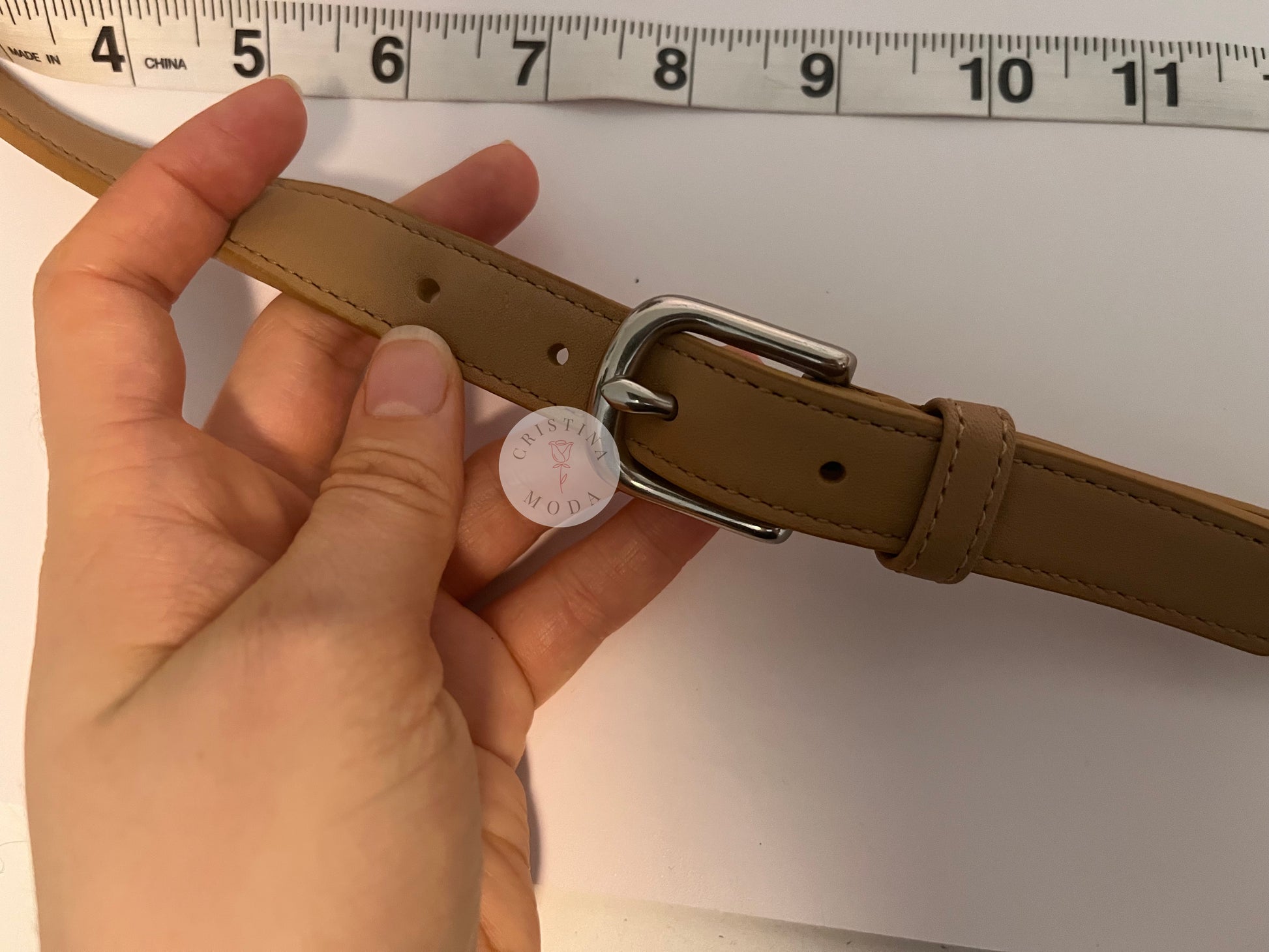 Photo showing that the strap was on the middle buckle setting when the bag's strap drop measurements were taken. 