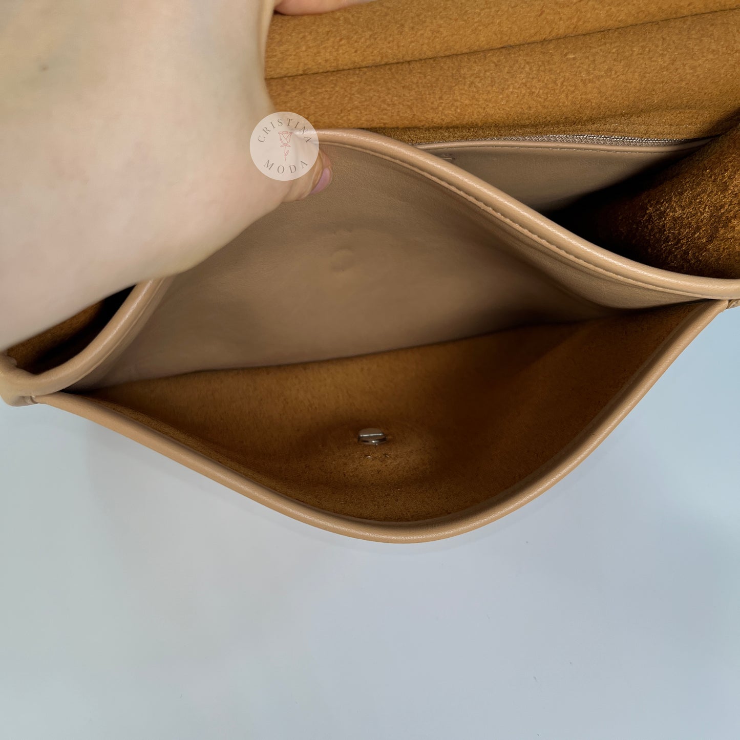 Photo showing the inside of the front pocket